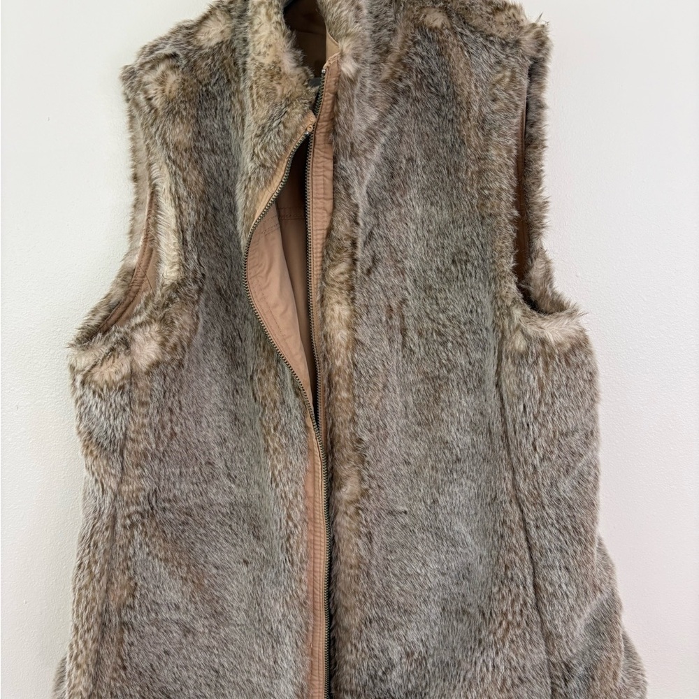 GAP Faux Fur Zip Vest in Taupe